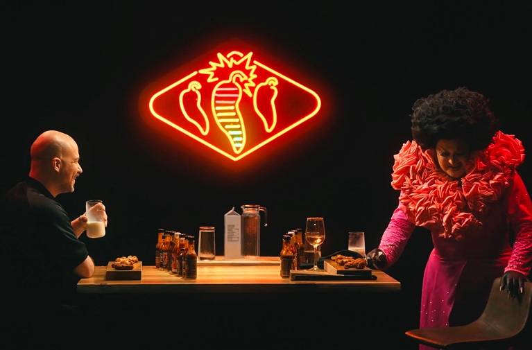 <p>La souffrance piment&eacute;e de Mona de Grenoble et sa course en talons hauts - <em>Hot Ones Qu&eacute;bec</em></p>
