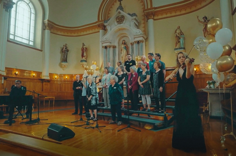 <p>Le concert final de la chorale compos&eacute;e de gens atteints d&rsquo;Alzheimer- <em>Tous en ch&oelig;ur&nbsp;</em></p>
